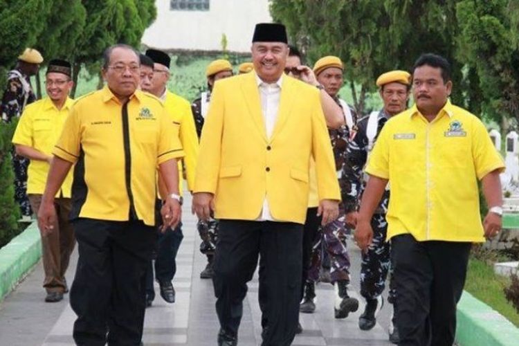 Ketua DPD Partai Golkar Sumatera Utara Ngogesa Sitepu (tengah).