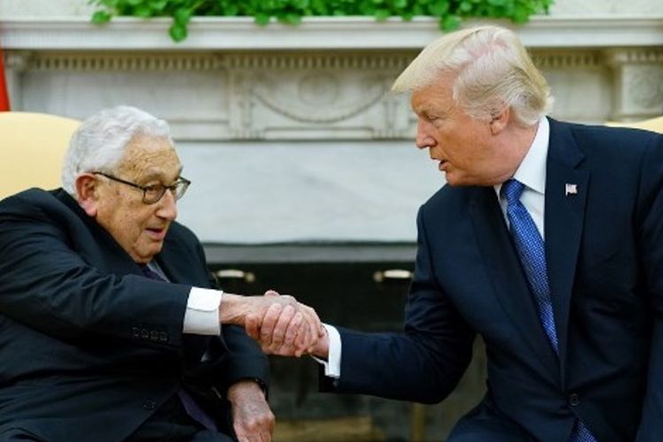 Mantan Menteri Dalam Negeri AS Henry Kissinger (kiri) saat bertemu dengan Presiden AS Donald Trump di Gedung Putih.