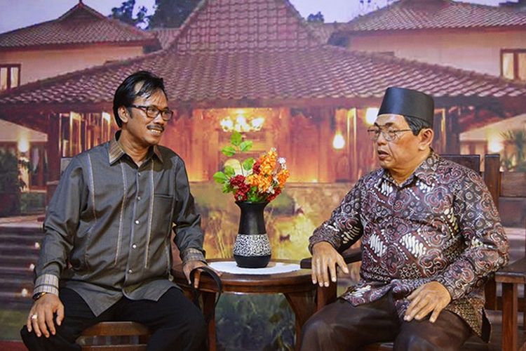 Pengunjung berpose dengan patung K.H Abdurrahman Wahid di De Arca Yogyakarta.