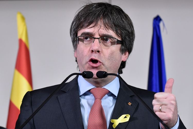 Mantan Presiden Catalonia, Carles Puigdemont, memberikan keterangan pers di Brussels, Belgia, menyikapi hasil pemilu di Catalonia (21/12/2017)