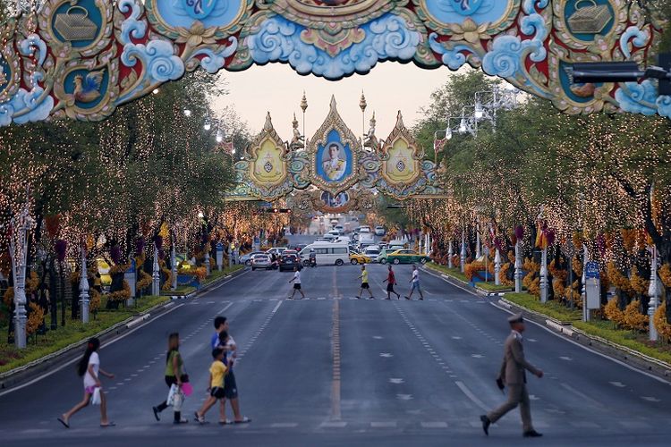 Pepohonan yang dihiasi lampua terlihat di sekitar Istana Kerajaan menjelang of pemahkotaan King Maha Vajiralongkorn di Bangkok, Thailand. 