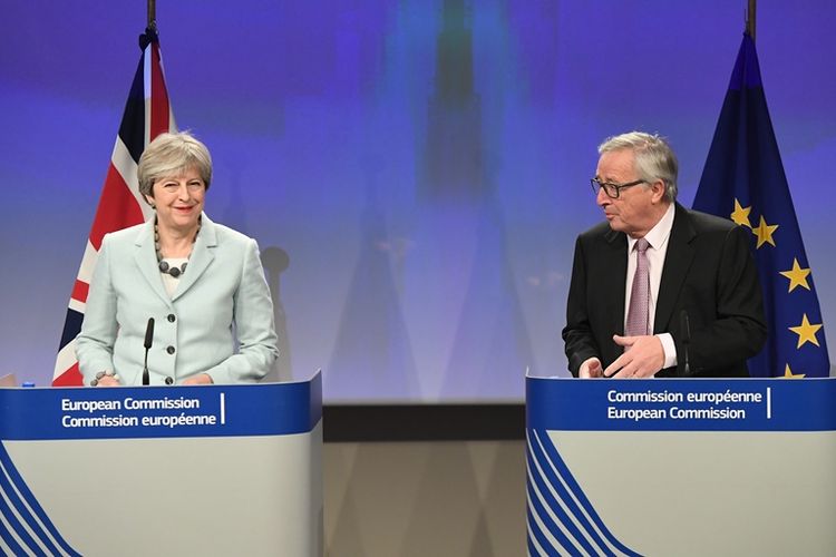 Perdana Menteri Inggris Theresa May (kiri) memberikan keterangan pers bersama Presiden Komisi Eropa Jean-Claude Juncker. Inggris dan Uni Eropa (UE) akhirnya menyepakati poin dalam fase pertama proses perceraian Inggris dari UE (Brexit). (8/12/2017)