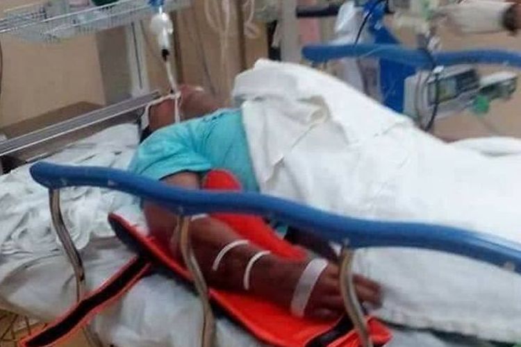 Petugas pemadam kebakaran Abu Zarin Hussin sempat dirawat di rumah sakit setelah digigit ular kobra liar pada Senin (12/3/2018). Dia meninggal empat hari setelahnya.