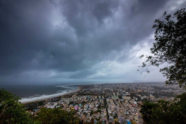Awan hitam menyelimuti langit jelang Siklon Fani di Visakhapatnam, India, Rabu (1/5/2019). (Reuters)