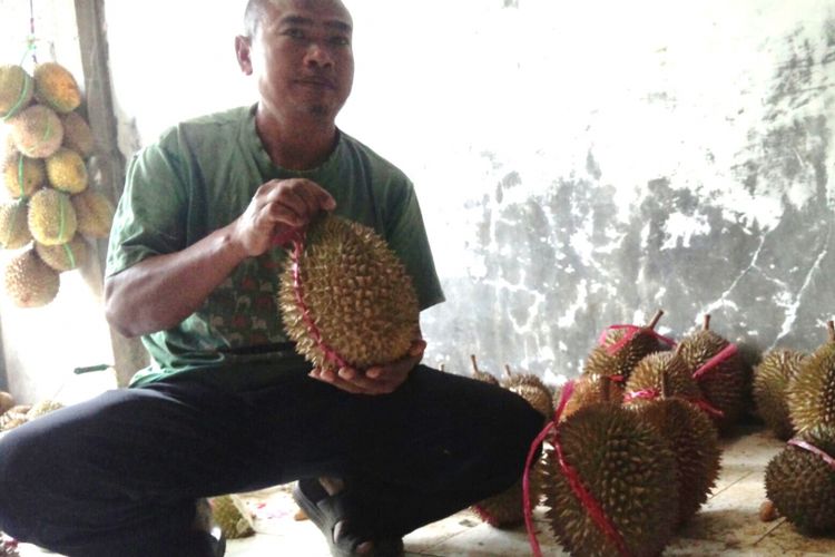 Ruslan (55), pedagang durian asal Sumber Wonosalam Kabupaten Jombang, saat dikunjungi di rumahnya, Minggu (3/3/2019).