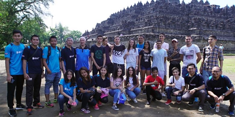 Di sela pemusatan latihan, para pemian asing menyempatkan diri mengunjungiu Candi Borobudur