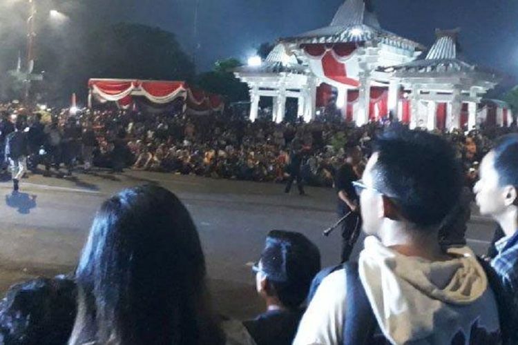 Ribuan warga tumplek blek di Jl Pahlawan Surabaya menyaksiakan Drama Kolosal Surabaya Membara malam ini. 