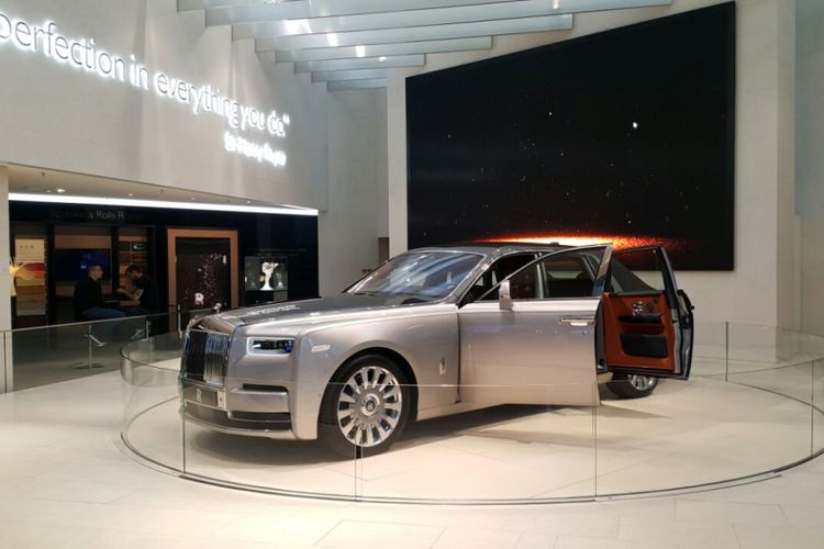 Rolls-Royce yang kini sudah bergabung BMW Group ikut ambil bagian di BMW Welt