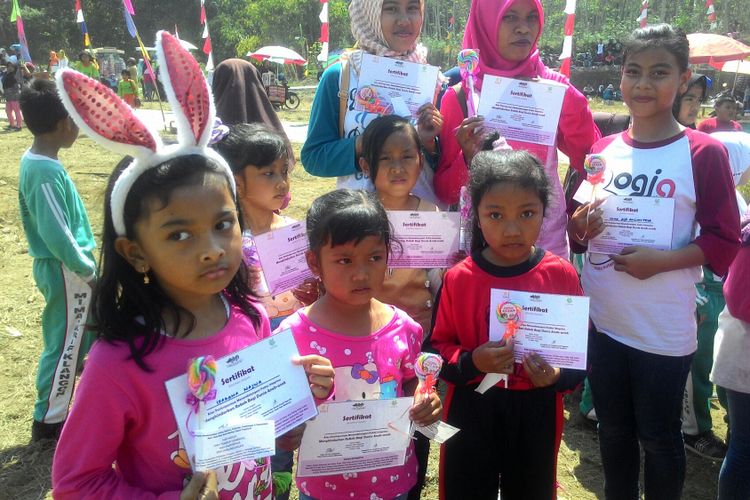 Anak-anak usai mengikuti deklarasi menuju Desa Layak Anak Banjaroyo.