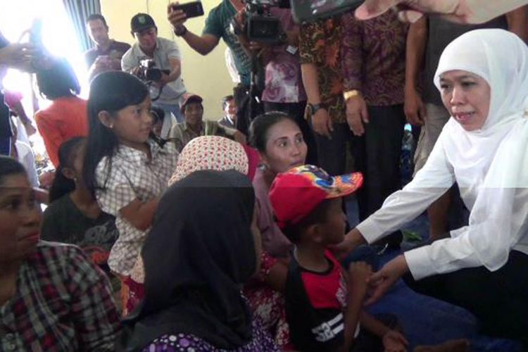 Mensos Khofifah Indar Parawansa saat dialog dengan korban banjir Belitung Timur.
