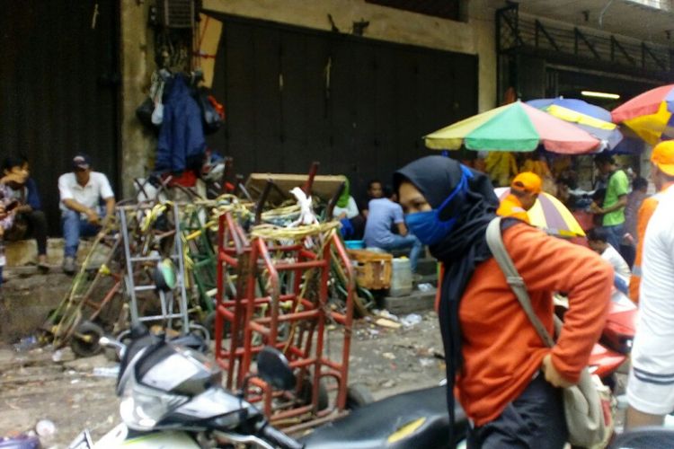 Kereta dorong barang diletakkan di trotoar depan gedung Metro Tanah Abang, Jakarta Pusat, Rabu (25/10/2017).