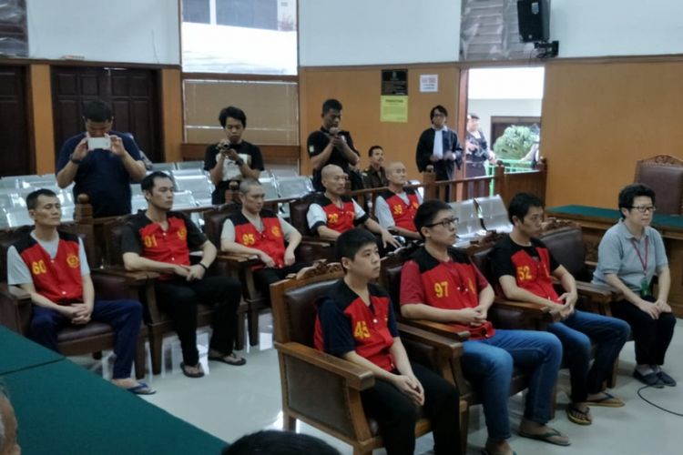 Delapan warga negara Taiwan yang menjadi terdakwa dalam kasus penyelundupan satu ton sabu-sabu meminta keringanan hukuman saat memberikan pembelaan atau pleidoi dalam persidangan di Pengadilan Negeri Jakarta Selatan, Kamis (29/3/2018).