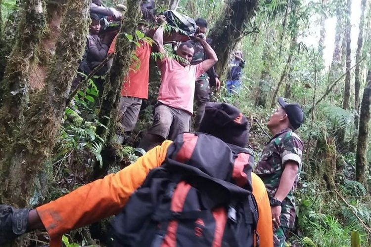 Proses evakuasi penumpang pesawat Dimonim Air PK-HVQ yang jatuh di Gunung Menuk, Distrik Aerambakon, Papua, Minggu (12/8/2018).
