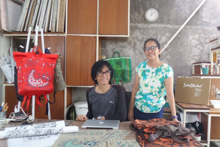 Toto Prastowo dan Presi Mandari ketika ditemui di workshop Sackai Bags di kawasan Jagakarsa, Jakarta Selatan.