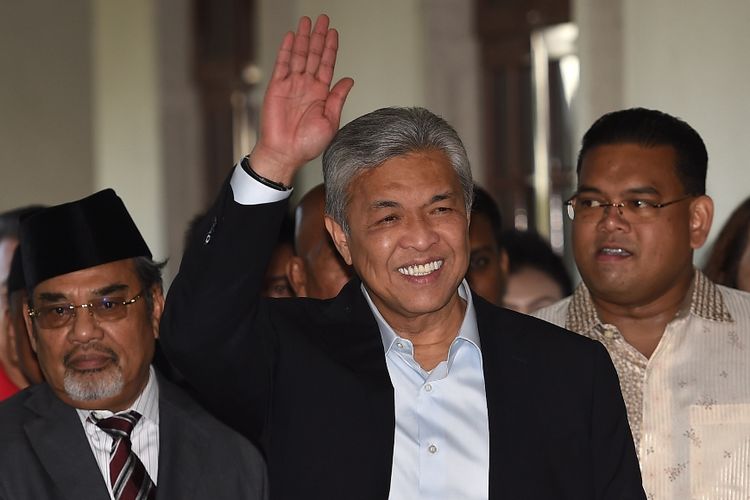 Mantan wakil perdana menteri Malaysia Ahmad Zahid Hamidi (tengah) saat tiba di pengadilan di Kuala Lumpur pada 25 Oktober 2018.