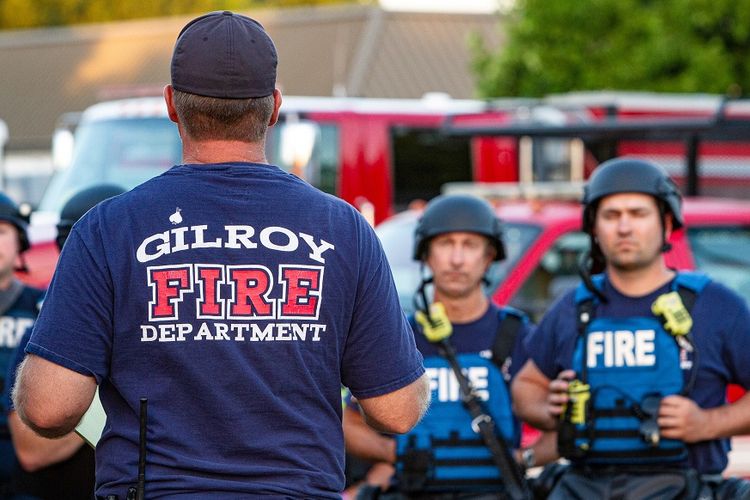 Petugas darurat tiba di lokasi penembakan di Festival Bawang Putih di Gilroy, California, Minggu (28/7/2019).