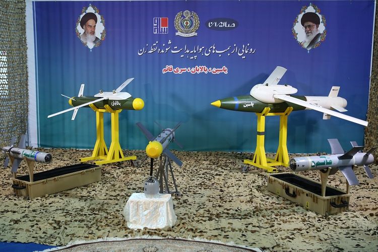 Foto yang dirilis Kementerian Pertahanan Iran, menunjukkan lini rudal kendali terbaru Iran yang diberi nama Balaban (kiri atas), Ghaem (baris bawah), and Yasin (kanan atas).