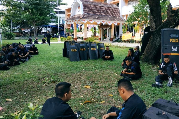 Mataram, Kompas.Com Suasana penjagaan di Kantor KPU NTB, Rabu (22/5/2019)