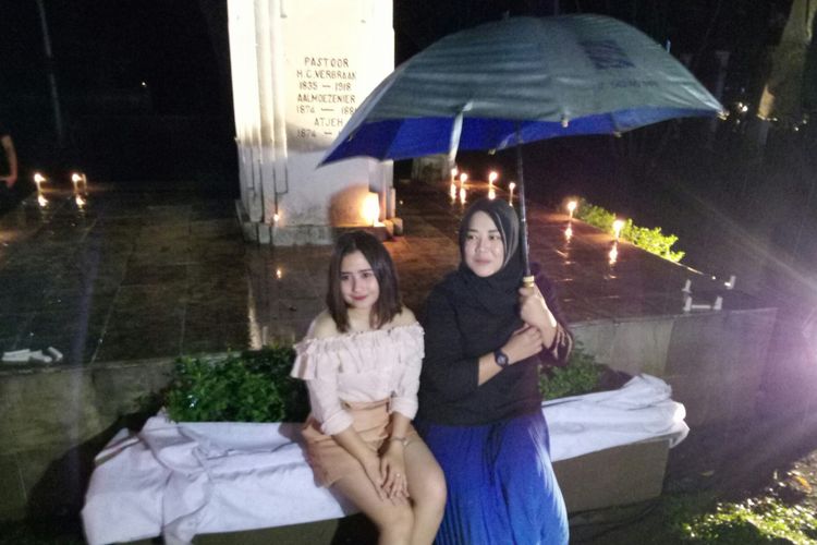 Prilly Latuconsina d(kiri) dan Risa Saraswati sedang memberi penjelasan tentang acara Alunan Misteri di Taman Maluku, Kota Bandung, Minggu (18/3/2018) malam, untuk menyambut rilis film horor Danur 2: Maddah. 