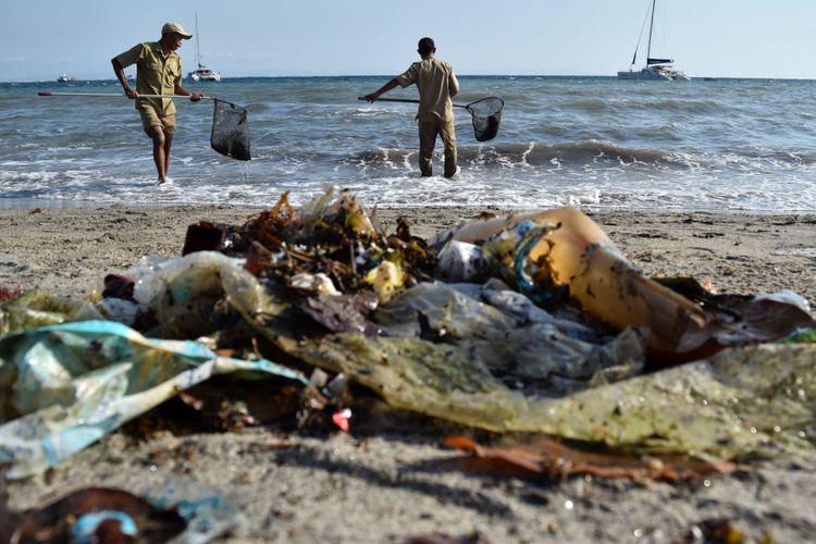 Sejumlah petugas membersihkan sampah-sampah yang mengotori Pantai Senggigi di Batulayar, Gerung, Lombok Barat, Nusa Tenggara Barat (NTB), Rabu (13/9/2017). Upaya pembersihan tersebut untuk kenyamanan wisatawan yang berkunjung.