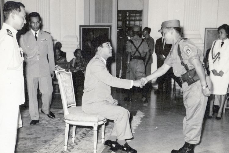 Bekas Komandan Detasemen  Kawal Presiden Soekarno, Mangil Martowidjojo, ketika menyalami Presiden Soekarno yang genap berusia enam puluh tahun pada tahun 1961