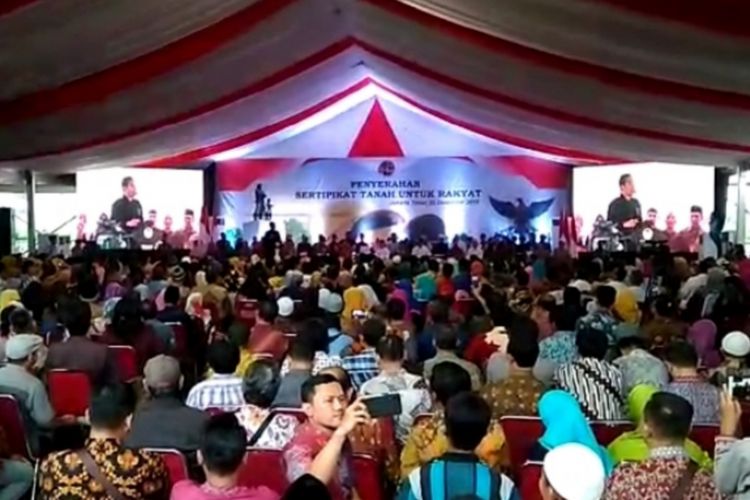 Presiden Joko Widodo saat sambutan untuk membagikan lima ribu sertifikat tanah ke warga Jakarta Timur, Senin (3/11/2018). Kompas.com