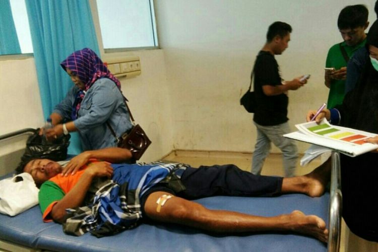 Sarman, nelayan korban penembakan saat dirawat di RS Bahteramas Provinsi Sultra.(KOMPAS.COM/KIKI ANDI PATI)