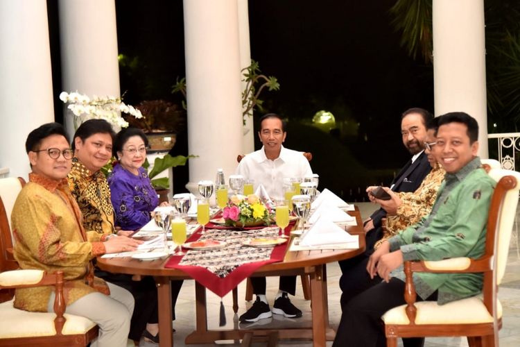 Presiden Joko Widodo santap malam bersama Ketua Umum PDIP Megawati Soekarnoputri, Ketua Umum Partai Nasdem Surya Paloh, Ketua Umum Partai Golkar Airlangga Hartarto, Ketua Umum PPP Romahurmuziy, Ketua Umum PKB Muhaimin Iskandar dan Ketua Umum Partai Hanura Oesman Sapta Odang, Senin malam 23 Juli 2018.