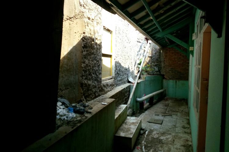 Tembok rumah tetangganya tampak berdiri tepat di depan rumah Eko Purnomo di RT 05 Rw 06 Kelurahan Pasir jati, Kecamatan Ujung Berung Kota Bandung. Tetangga Eko sengaja membuat pintu untuk Eko Pribadi bukan untuk kepentingan komersil Eko.