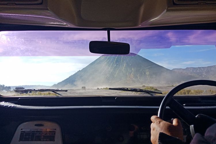 Perjalanan menuju Gunung Bromo dari lautan pasir Tengger, Jawa Timur, Minggu (22/4/2018).