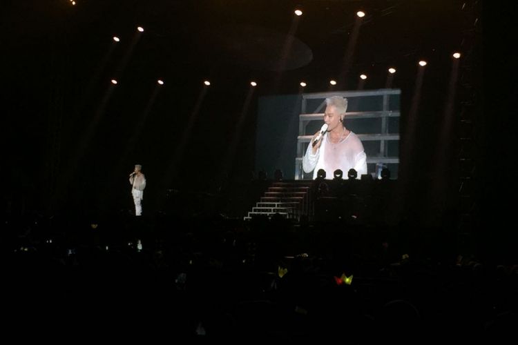 Taeyang BIGBANG menggebrak panggung Hall B3 JIExpo Kemayoran, Jakarta Pusat, Jumat (13/10/2017) malam dengan lagu Ringa Linga dari album perdananya yang bertajuk Rise (2014).