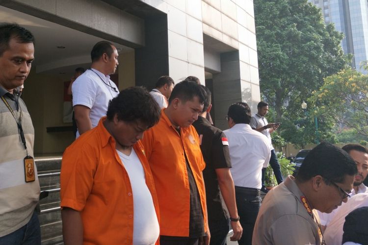 Polisi menetapkan dua orang tersangka dalam kasus peluru nyasar di Gedung DPR RI, Jakarta Pusat pada Senin (15/10/2018). 