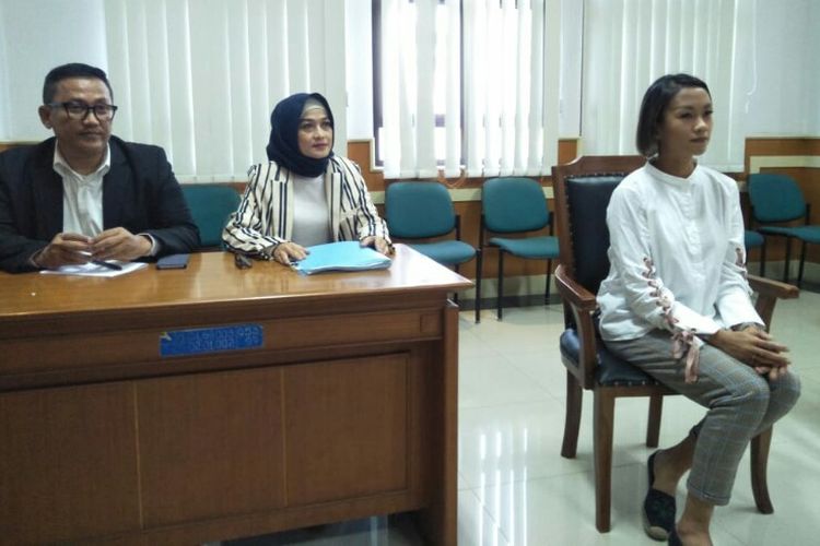 Artis peran Melanie Putria saat ditemui dalam sidang cerai perdana dengan suaminya Angga Puradiredja di Pengadilan Agama Jakarta Barat, Kembangan, Selasa (8/1/2019).