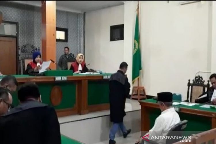Terdakwa Nurul Qomar menjalani sidang perdana kasus pemalsuan dokumen di PN Brebes, Rabu (3/7/2019). 