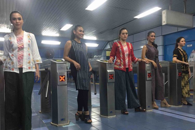 Lenggak lenggok para model berpakain batik di Stasiun Jakarta Kota sambut Hari Kartini, Sabtu (21/4/2018). 