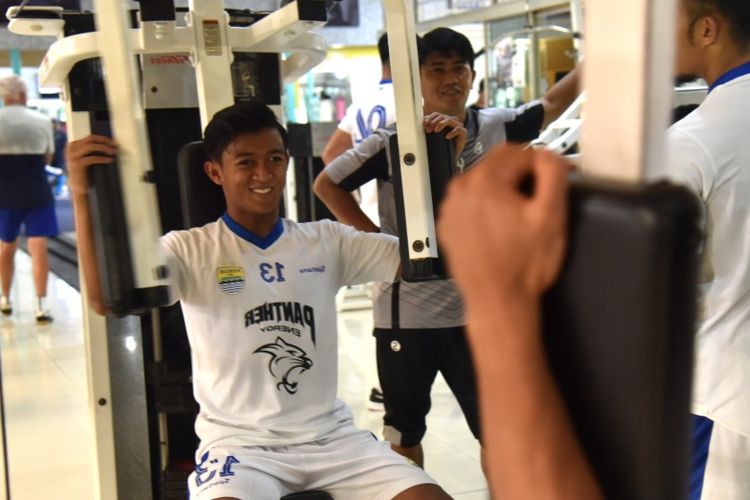 Gelandang Persib Bandung Febri Hariyadi saat menjalani sesi latihan angkat beban beberapa waktu lalu. 