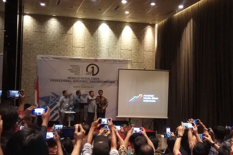 Wakil Presiden RI Jusuf Kalla meresmikan pembukaan Kongres I Asosiasi Media Siber Indonesia (AMSI) 2017 di hotel Akmani, Jakarta, Selasa (22/8/2017). 