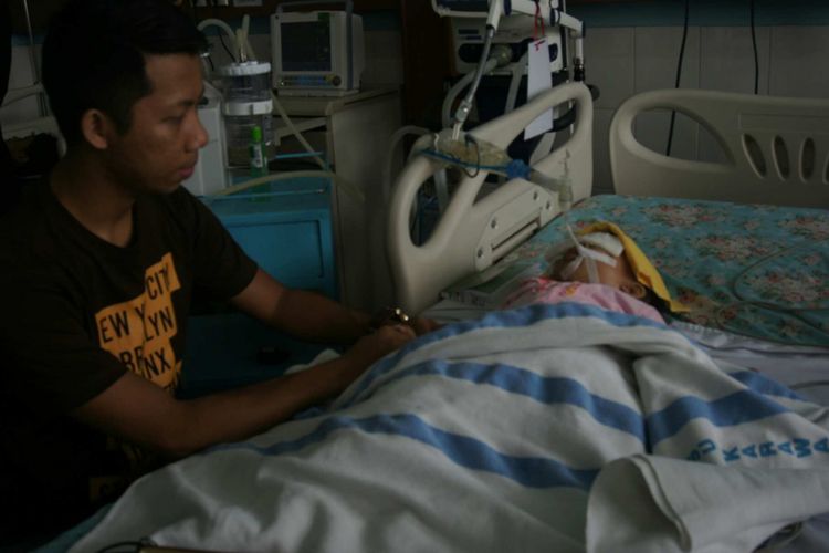 Candra, saudara kembar Sinta, mengaku kehilangan kelucuan dan keriangan Calista, keponakannya. Calista tutup usia pada Minggu (25/3/2018) pukul 09.55 WIB di RSUD Karawang.(KOMPAS.com/Farida Farhan)
