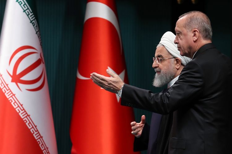 Presiden Turki Recep Tayyip Erdogan (kanan) bersama Presiden Iran Hassan Rouhani usai pertemuan di Ankara, Kamis (20/12/2018).