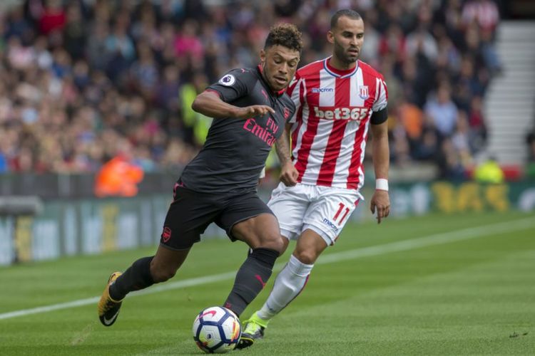 Pemain Stoke City, Jese (merah-putih), gagal mengatasi akselerasi pemain Arsenal, Alex Oxlade-Chamberlain, saat kedua tim bertemu di Stadion Britannia pada pertandingan Premier League, Sabtu (19/8/2017). 