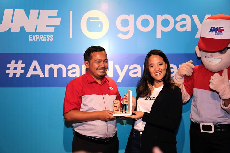 VP of Marketing JNE Eri Palgunadi (kiri), dan Head of Offline Payments GoPay Ardelia Apti dalam acara peresmian kerjasama JNE dan GoPay di Jakarta, Selasa (13/8/2019).