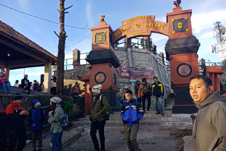 Gerbang Puncak Pananjakan, Kawasan Bromo Tengger, di Desa Wonokitri, Kecamatan Tosari, Kabupaten Pasuruan, Jawa Timur, saat dini hari sebelum matahari terbit, Sabtu (21/4/2018).