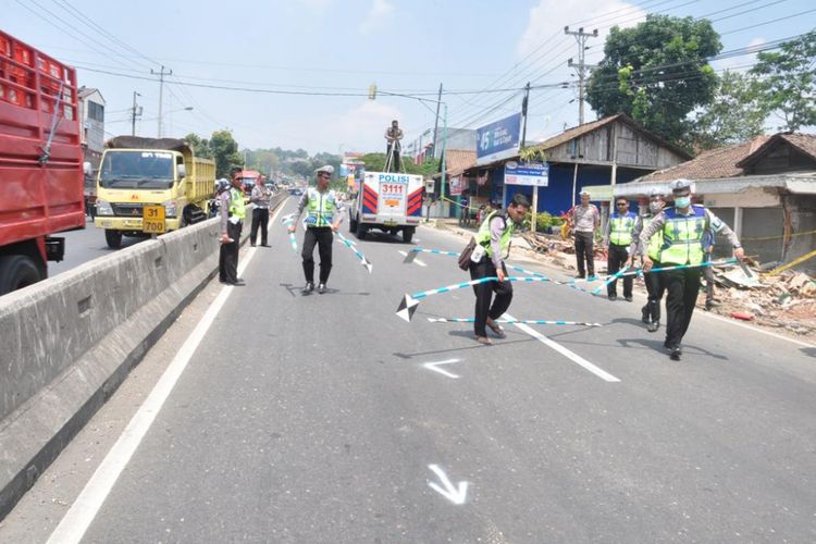 Satlantas Polres Semarang kembali menggelar olah tempat kejadian perkara (TKP)   kecelakaan maut yang merenggut 5 korban jiwa di Jalan Soekarno Hatta KM 32 Harjosari Bawen, Rabu   (30/8/2017) siang. 