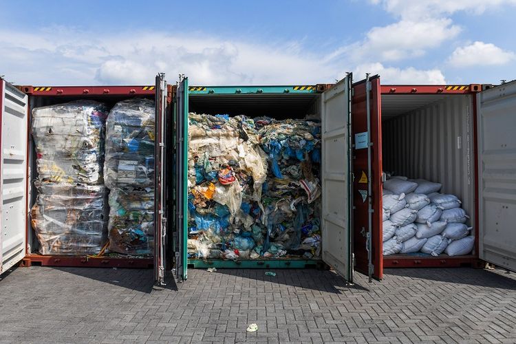 Kontainer berisi limbah sampah plastik yang ditemukan di pelabuhan di Kuala Lumpur, Malaysia, pada Mei lalu.