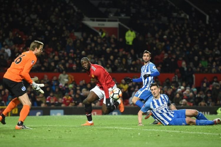 Penyerang Manchester United, Romelu Lukaku, gagal menyelesaikan sebuah peluang di hadapan gawang Brighton & Hove Albion pada laga Piala FA di Stadion Old Trafford, Sabtu (17/3/2018).