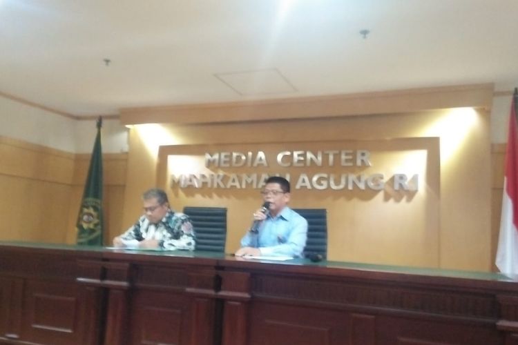 Juru Bicara Mahkamah Agung (MA) Andi Samsan Nganro saat jumpa pers di Gedung MA, Senin (8/7/2019). 