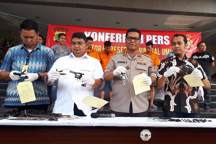 Polisi menangkap delapan anggota sindikat pencurian sepeda motor yang biasa melakukan aksinya di wilayah Kota Tangerang dan Tangerang Selatan.