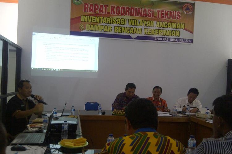 BPBD Kabupaen Bima saat menggelar Rakor inventarisasi wilayah ancaman dan dampak kekeringan, Kamis (27/7/2017)