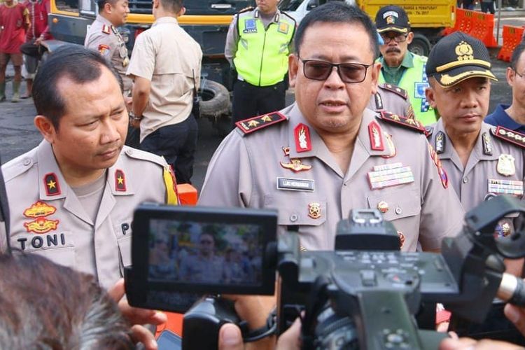 Kapolda Jawa Timur Irjen Luki Hermawan didampingi Wakapolda Jatim Brigjen Toni Harmanto serta Kapolrestabes Surabaya memberikan statement kepada awak media.
