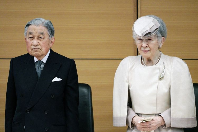 Kaisar Emiritus Jepang Akihito (kiri) dan Permaisuri Emirita Michiko (kanan).